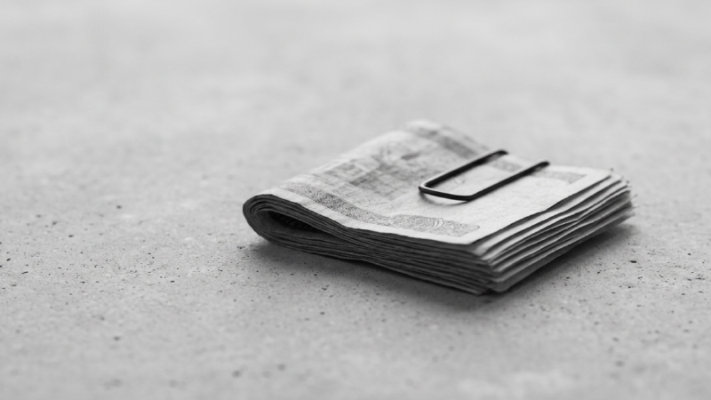 Persona revisando cálculo de sueldo líquido en Chile